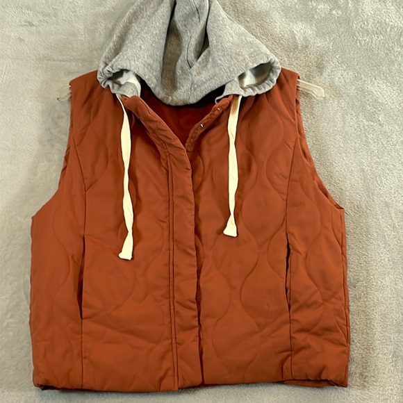 New In Jackets & Blazers - New In hooded quilted vest size large